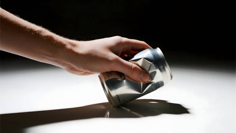 手握易拉罐图片