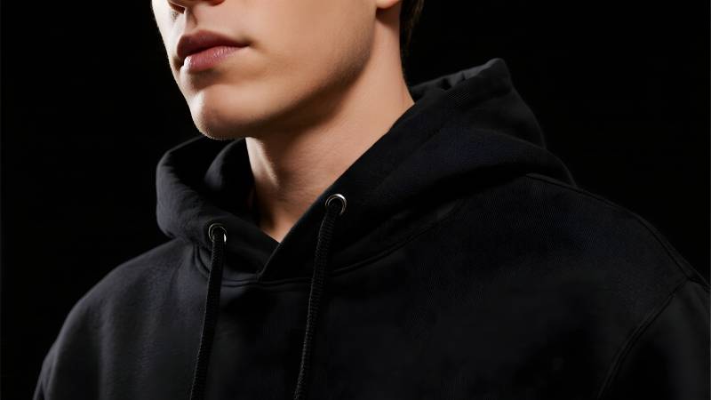 黑色连帽衫特写图片