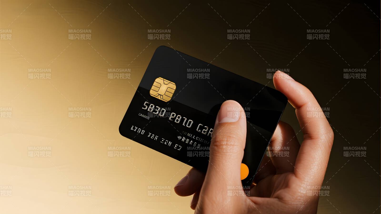 手持黑色信用卡图片