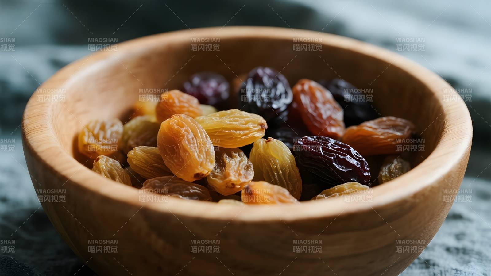 木碗中的葡萄干图片
