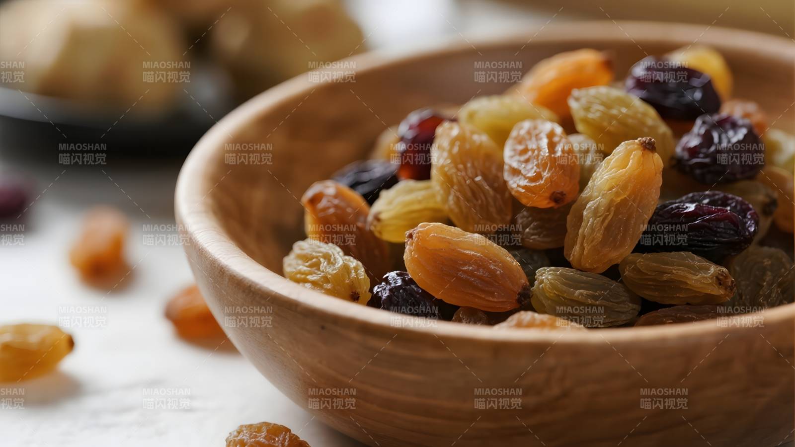 木碗中的葡萄干图片
