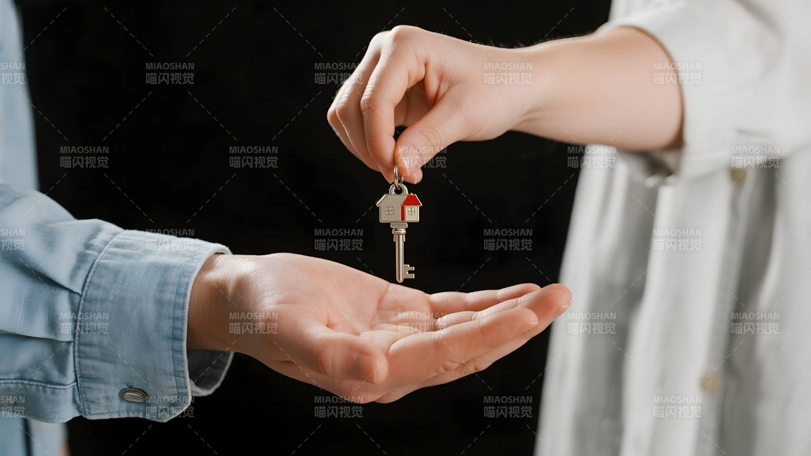 钥匙交递 新家开启图片