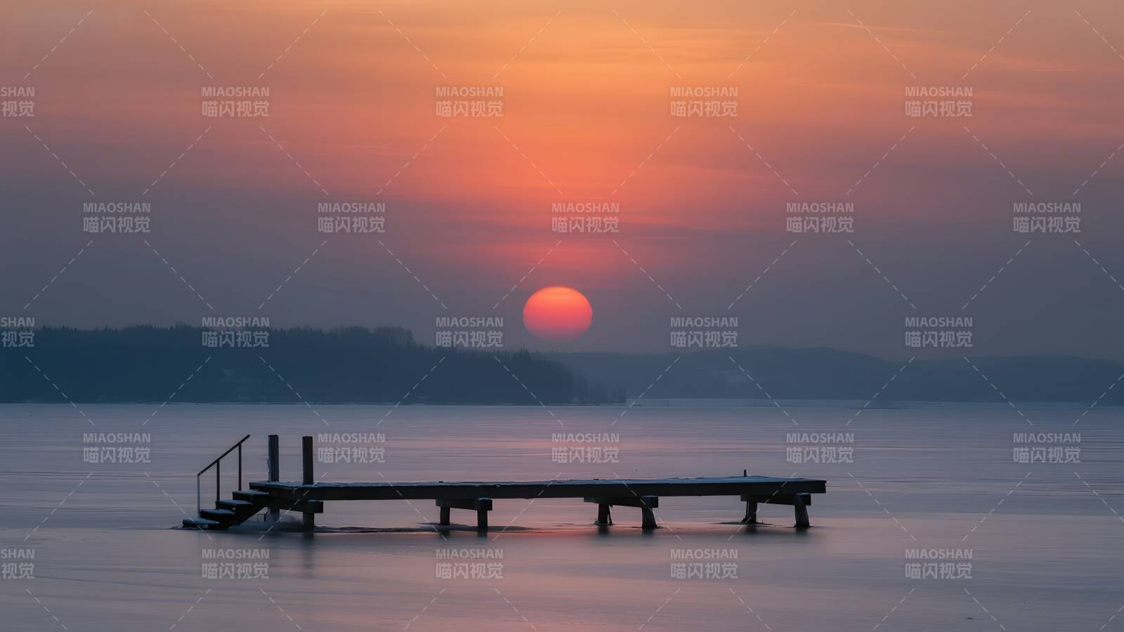 湖畔日落静谧景图片