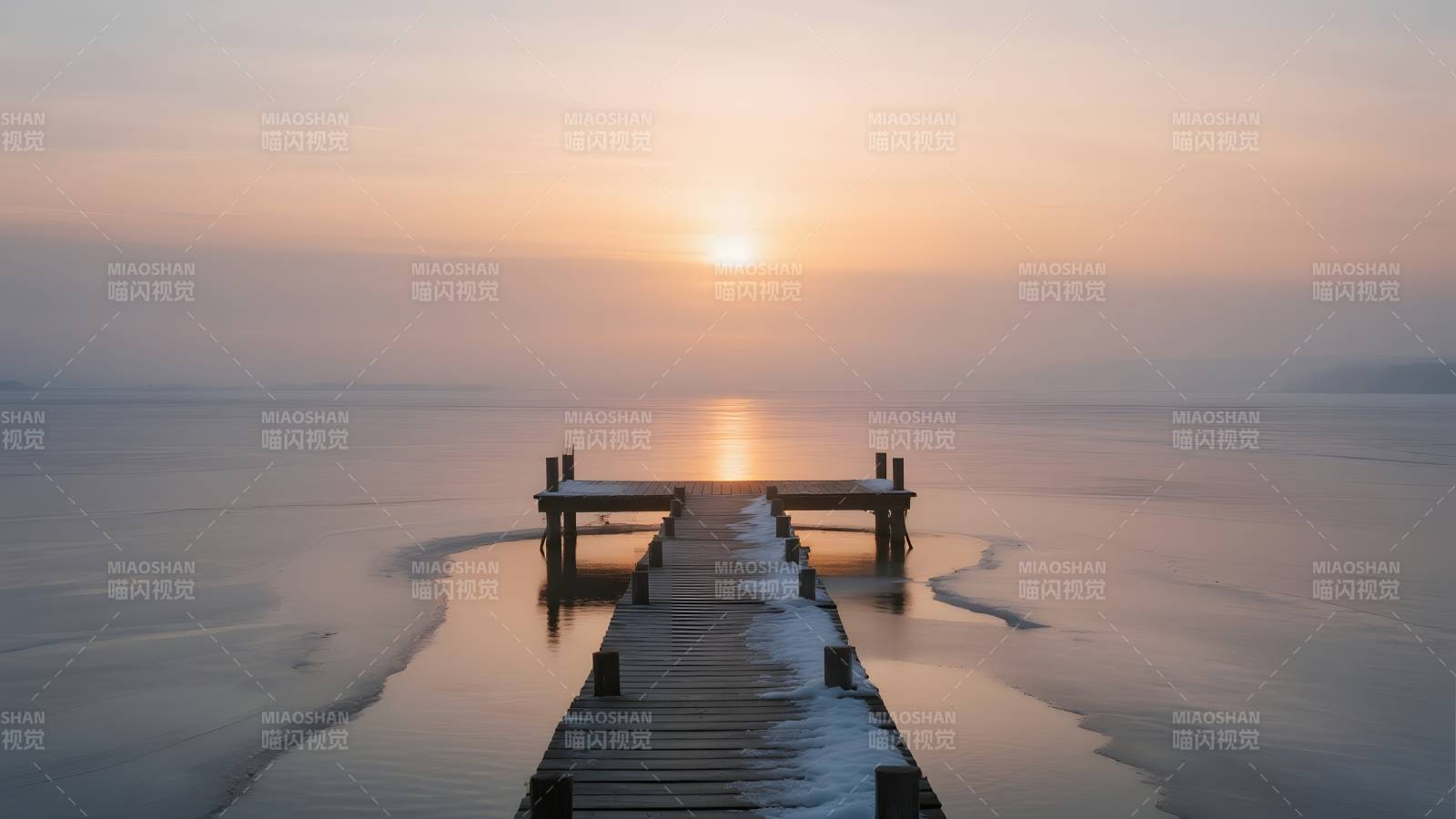 晨曦湖畔静泊图片