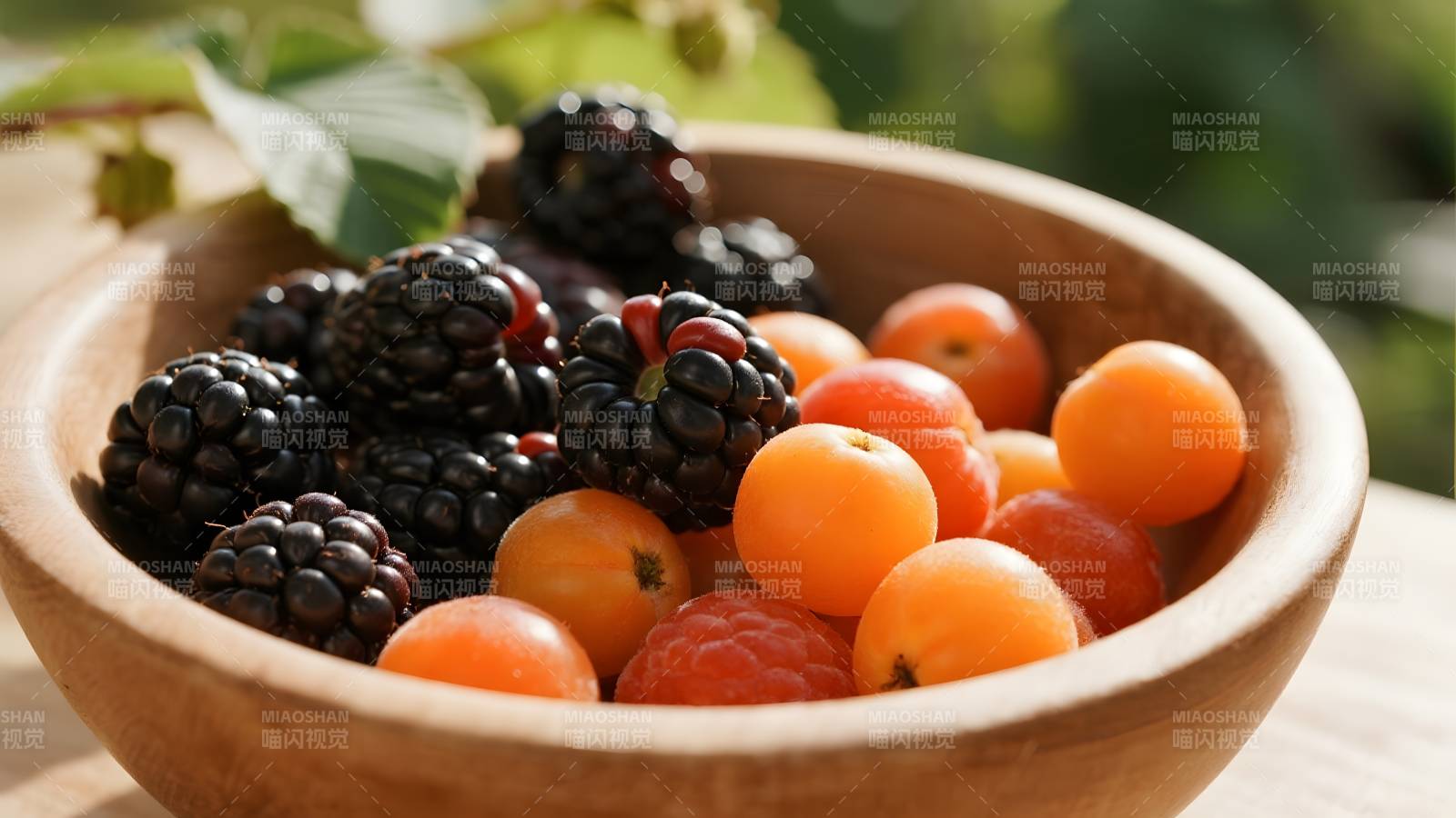 木碗盛满浆果与橙果图片