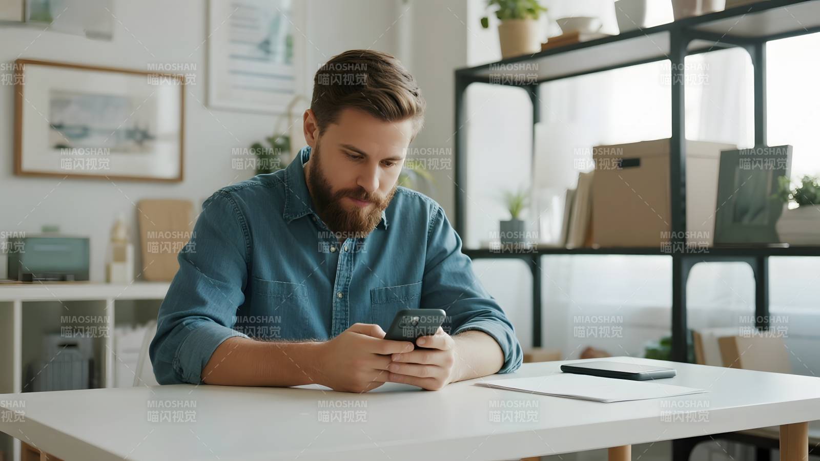 男子专注看手机图片