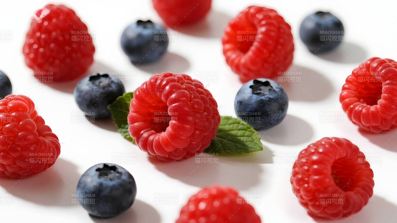 莓果与薄荷叶图片