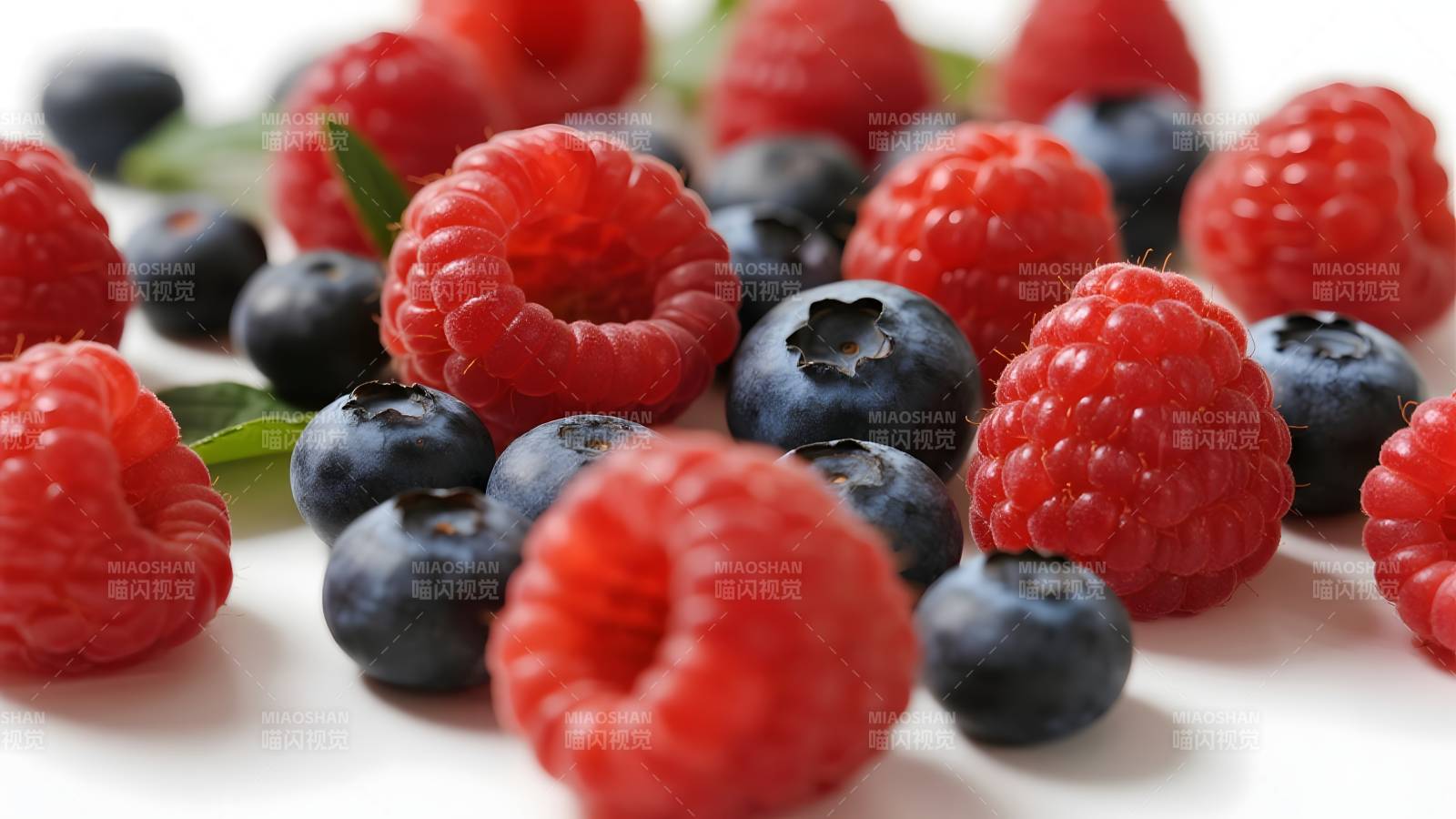 新鲜覆盆子蓝莓图片