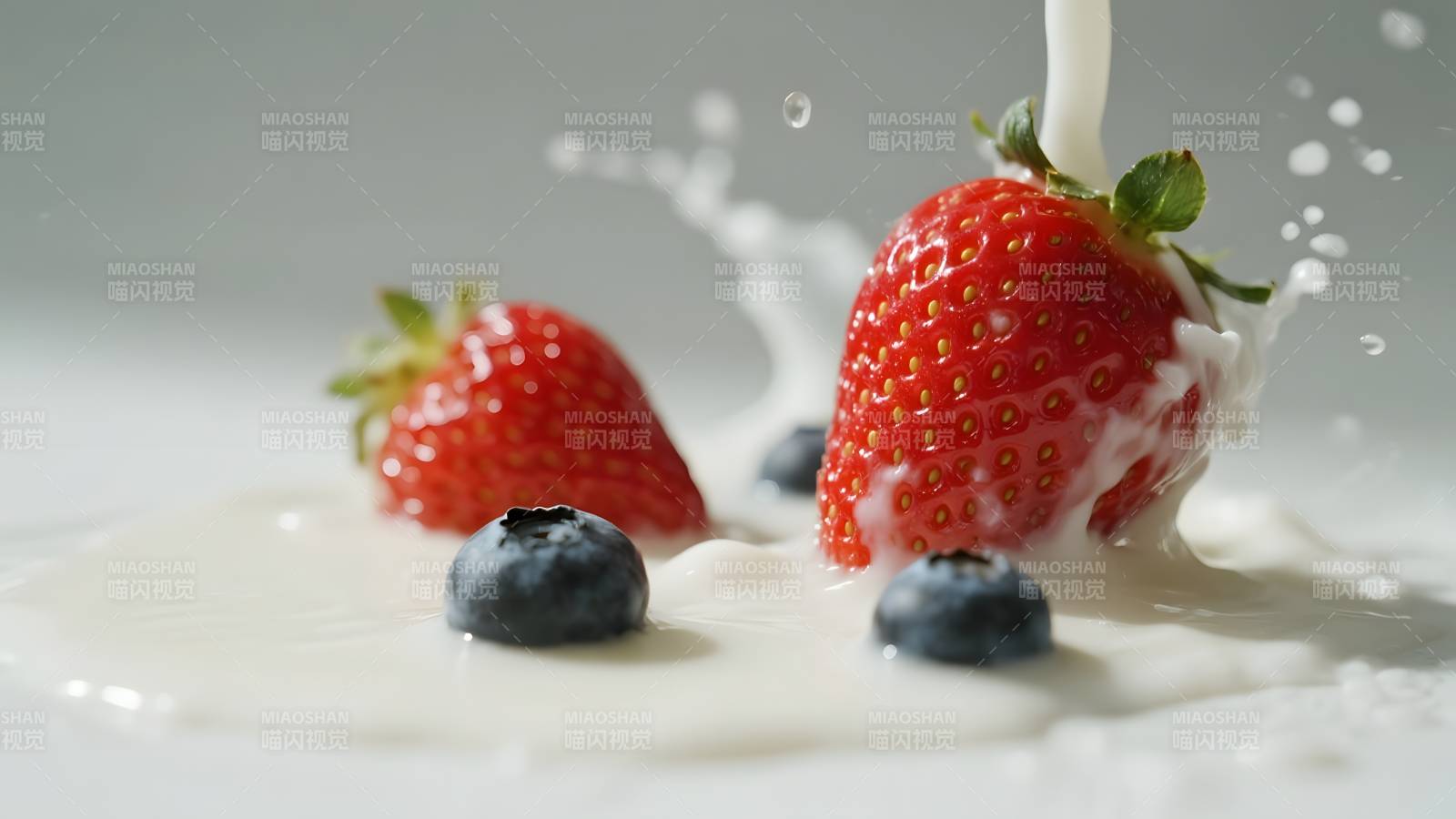 草莓蓝莓撞奶图片
