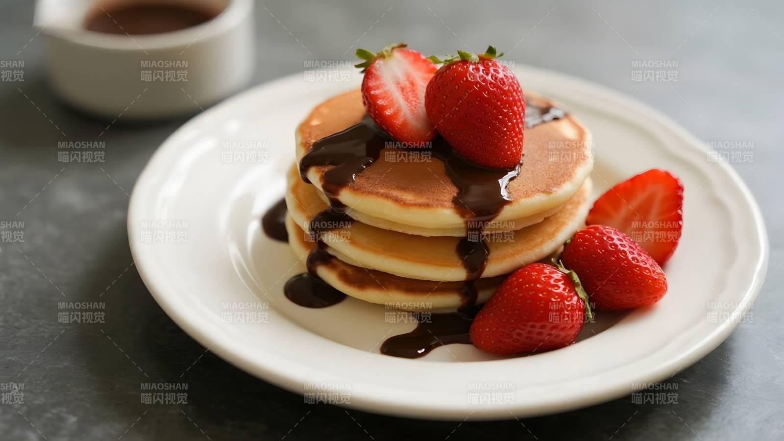 草莓巧克力煎饼图片