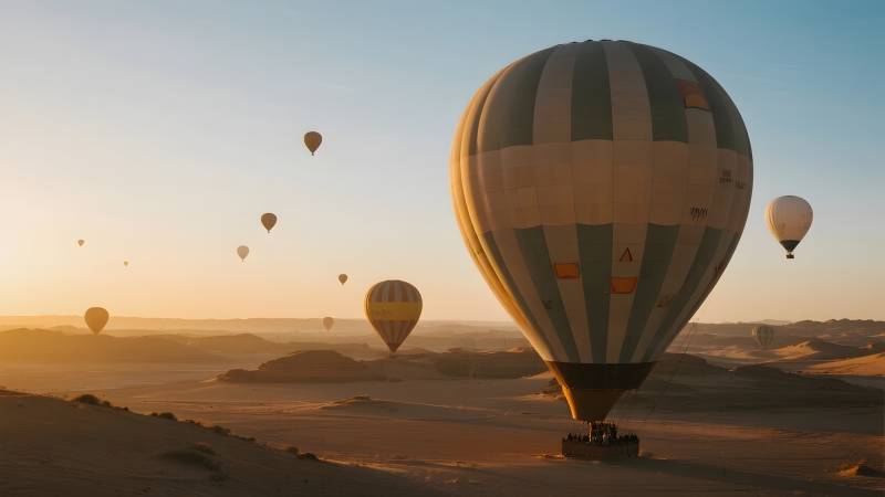 热气球翱翔沙漠图片