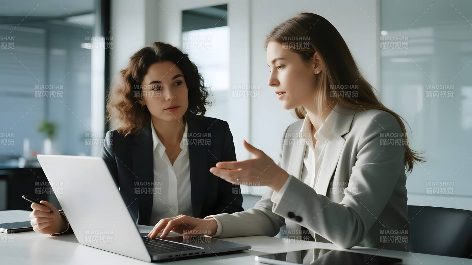 职场女性共商事务图片