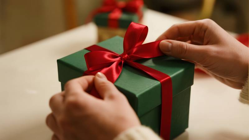 系红丝带的绿礼盒图片