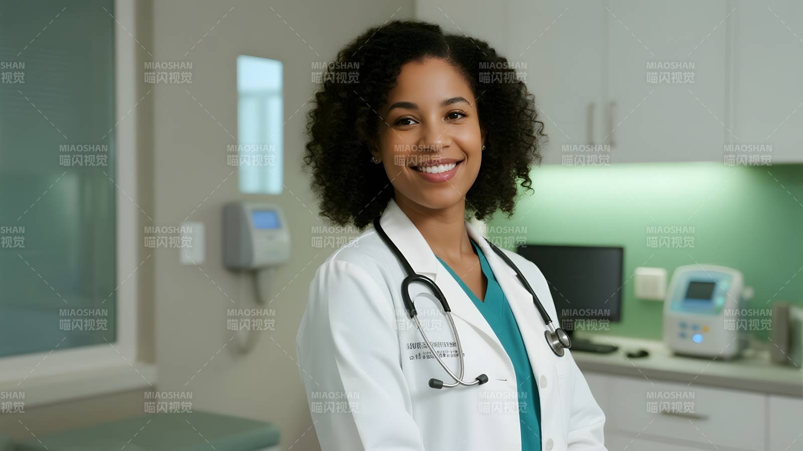微笑的女医生图片