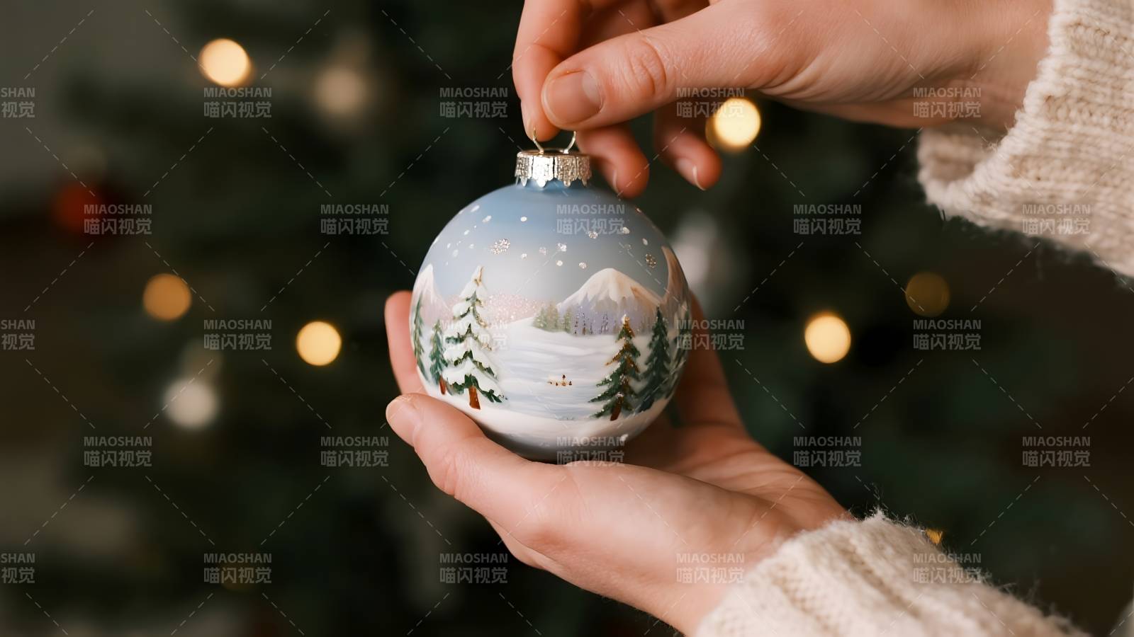 手捧雪景圣诞球图片