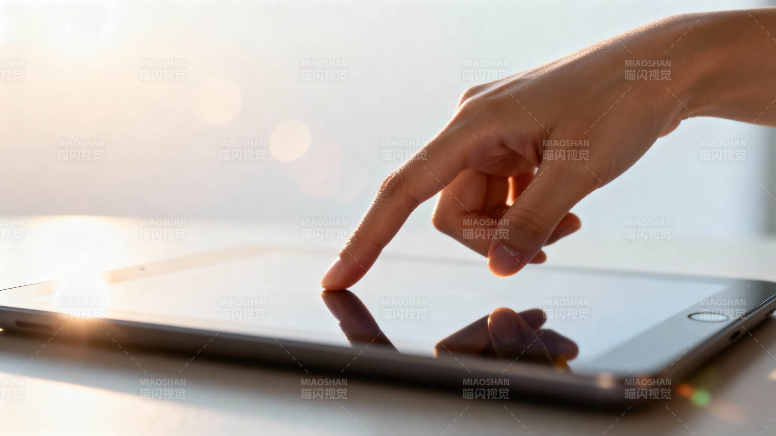 指尖轻触平板屏幕图片