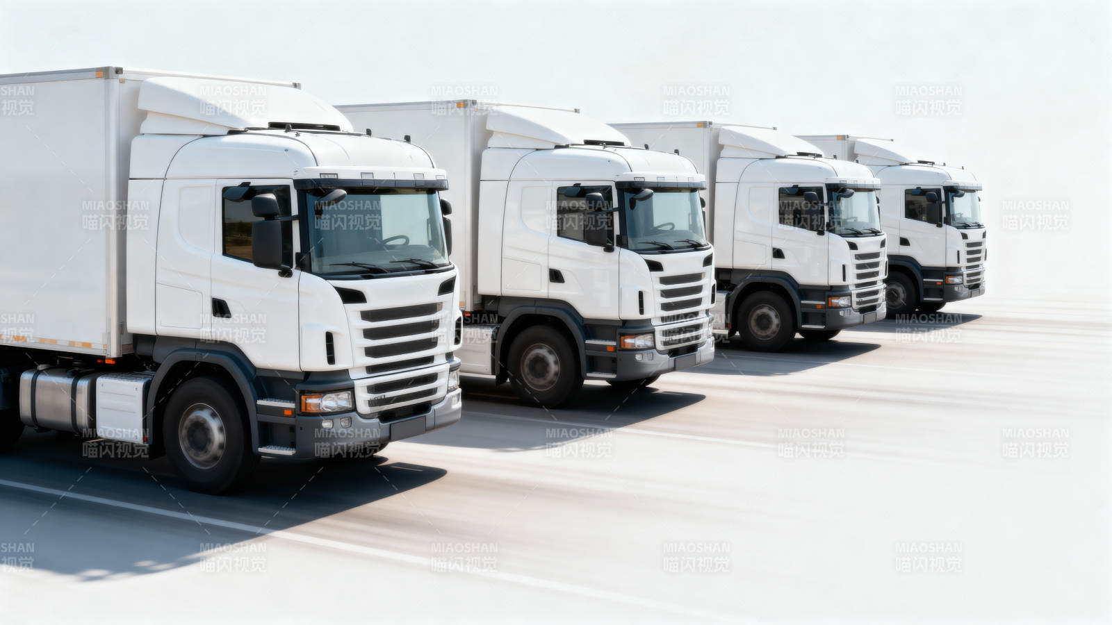整齐排列的白色卡车图片