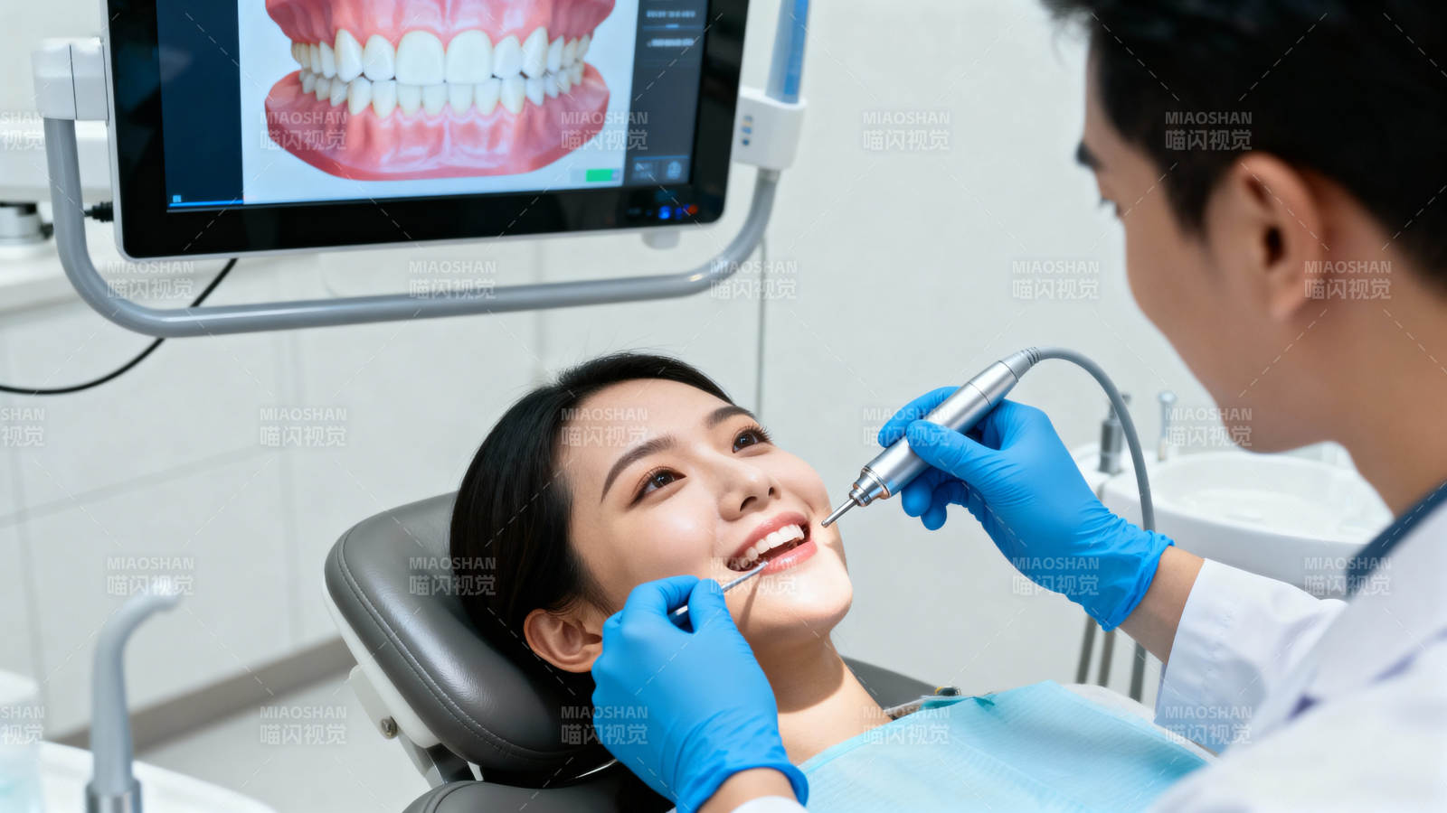 牙医诊疗微笑患者图片