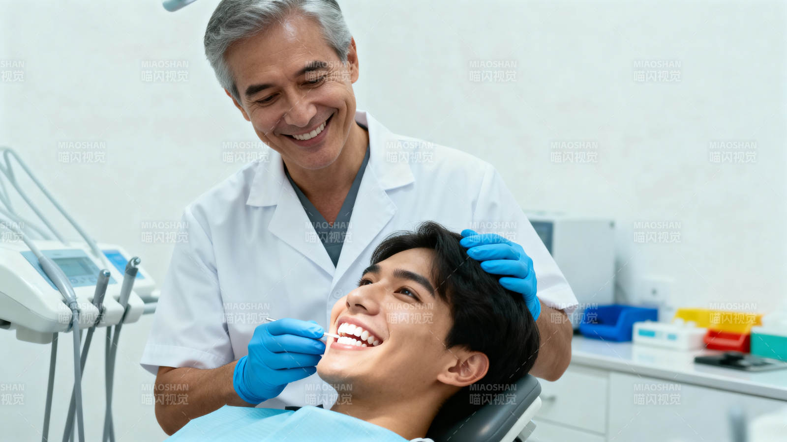 牙医微笑服务患者图片