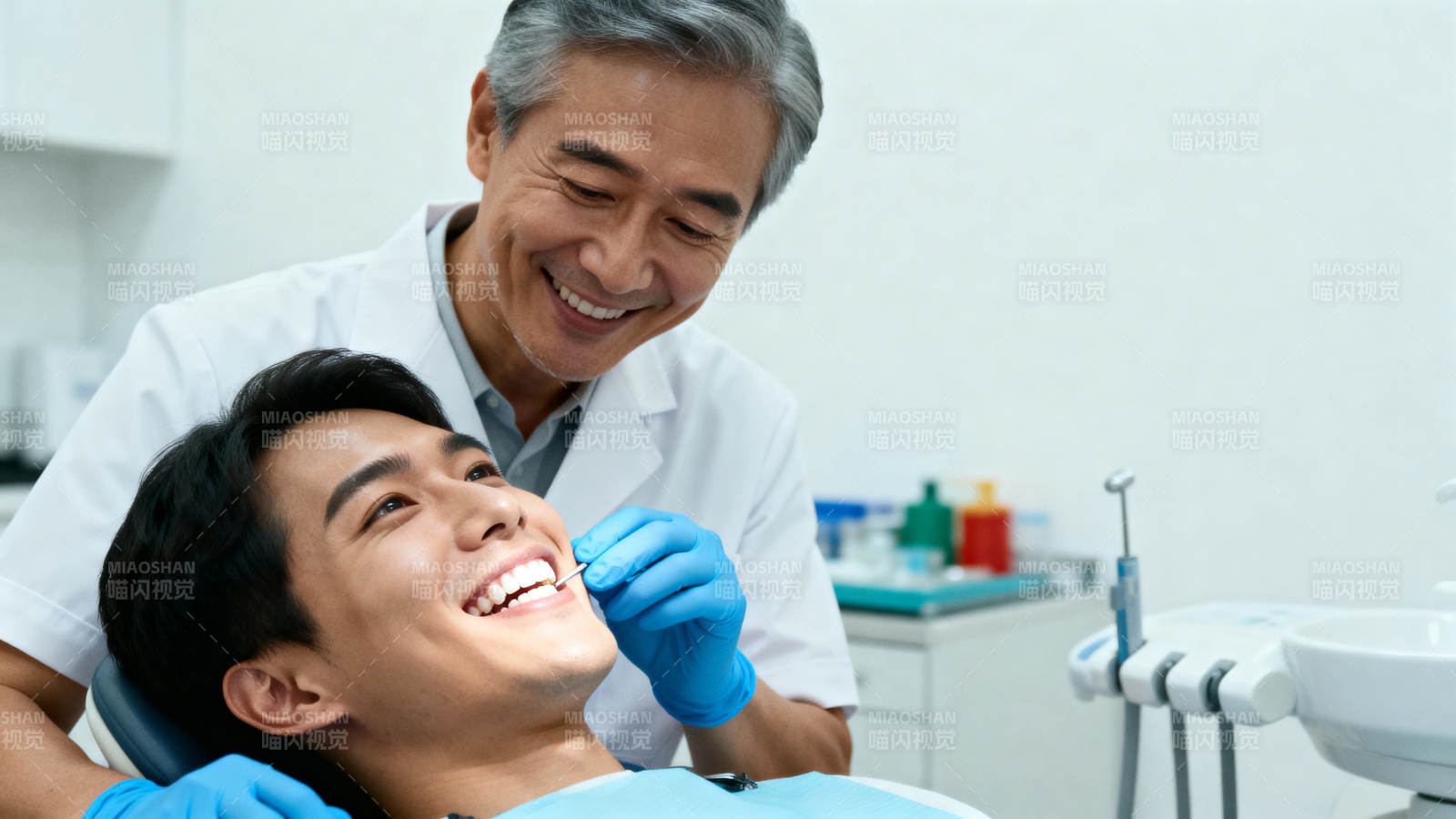 牙医微笑诊疗中图片