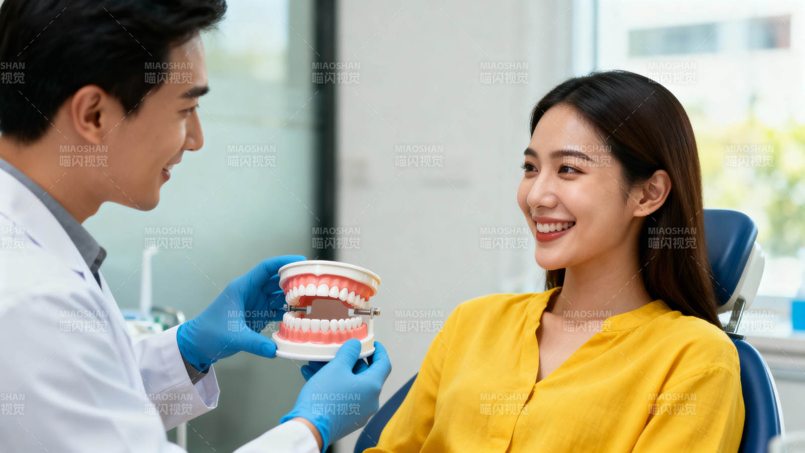 牙医展示牙齿模型图片
