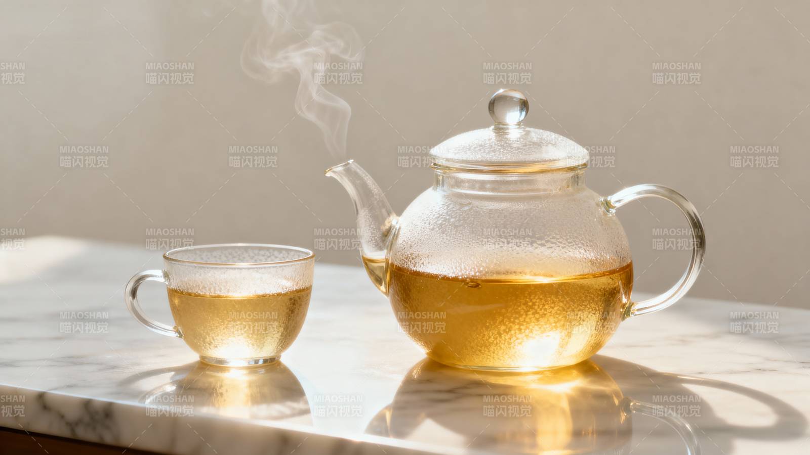 热茶袅袅升腾图片