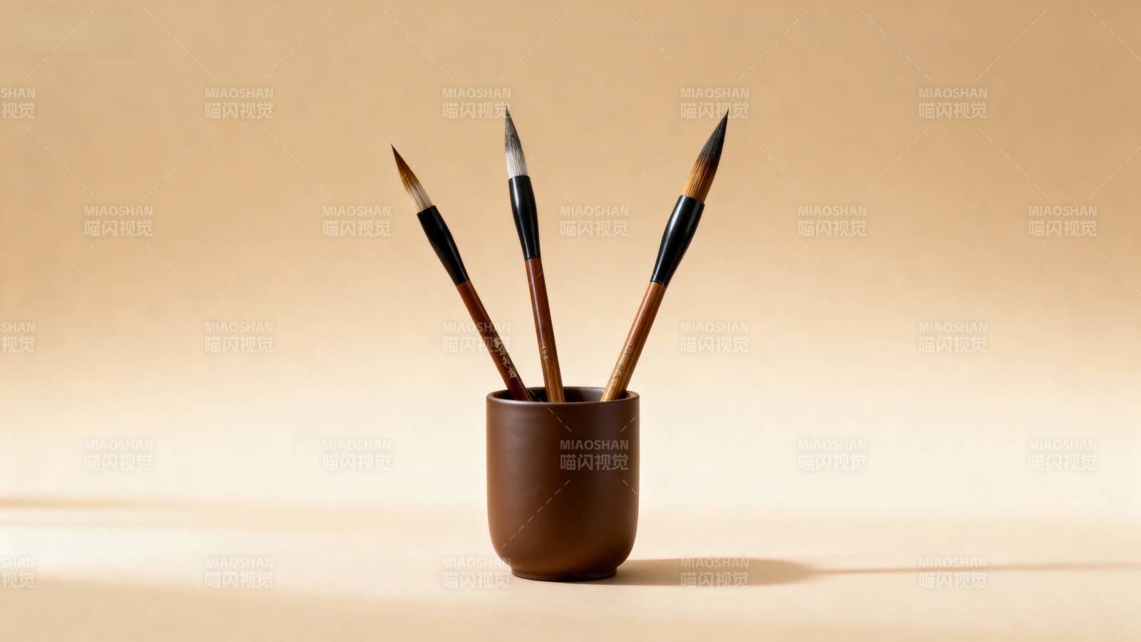 笔筒三支毛笔图片