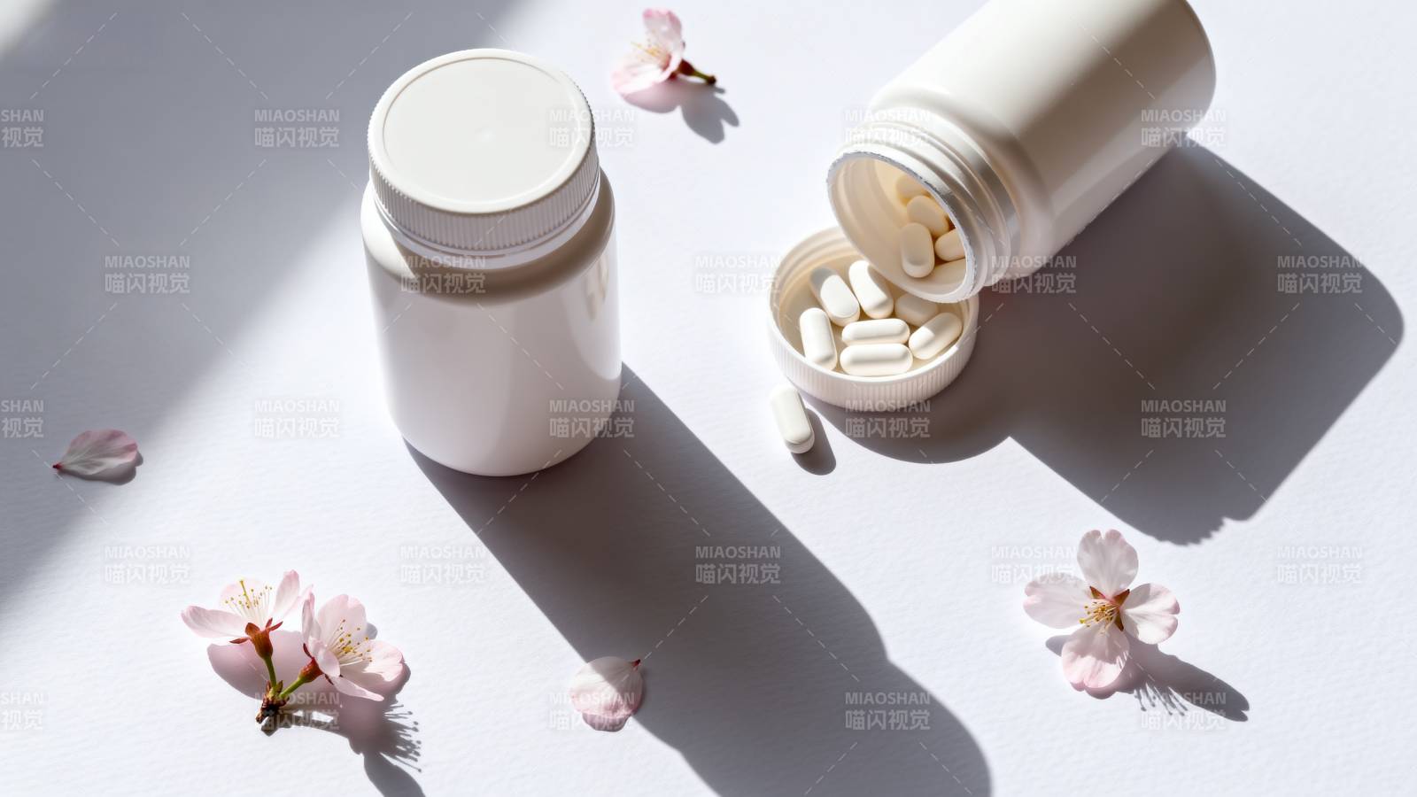 药瓶与花瓣静物图片