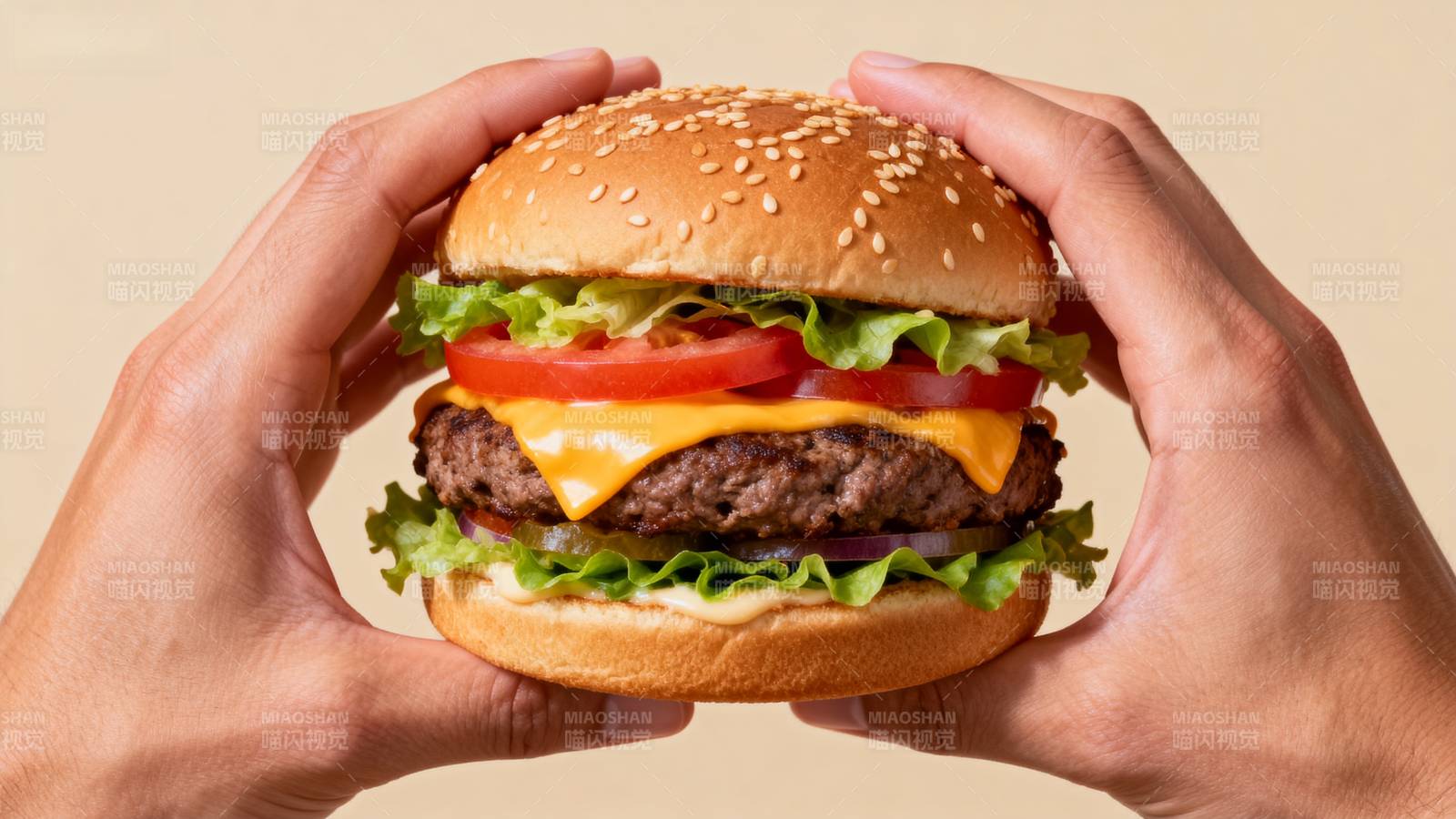 双手捧着美味汉堡图片