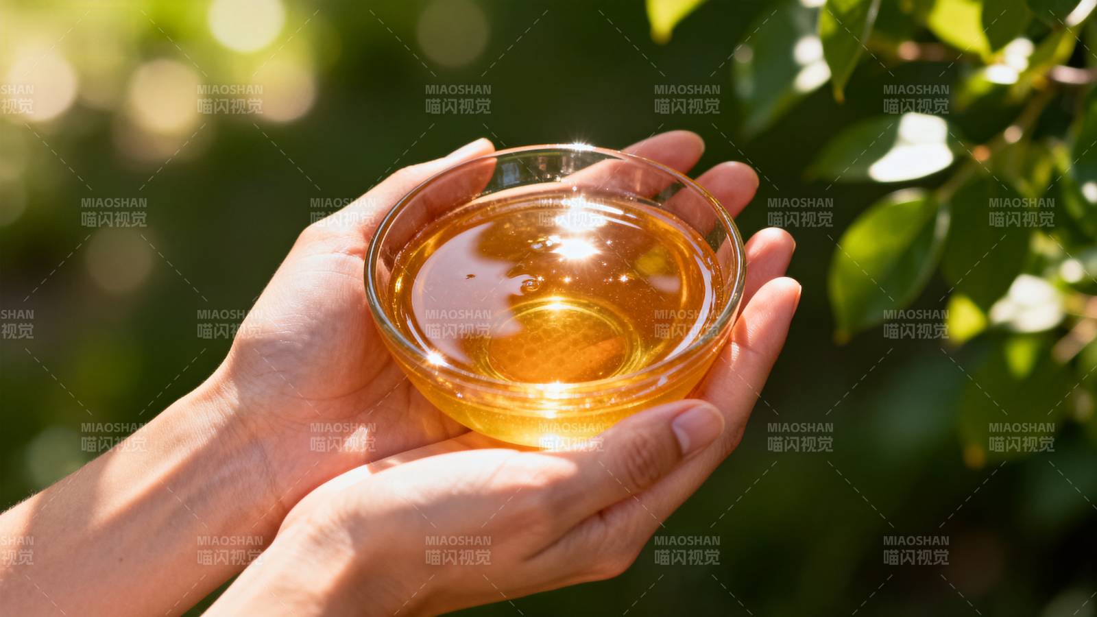 手中捧着金黄液体图片