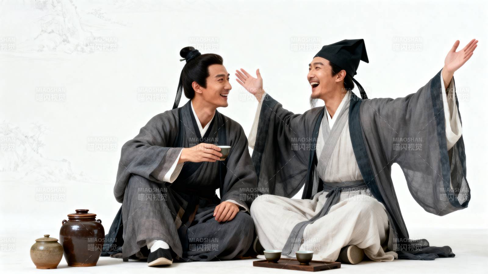 古装男子对坐欢笑图片