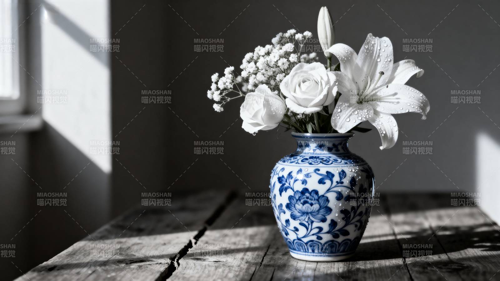 青花瓷瓶白花静置图片