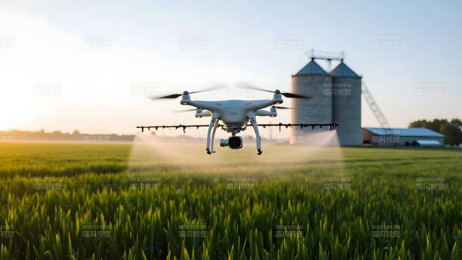 无人机喷洒农田图片