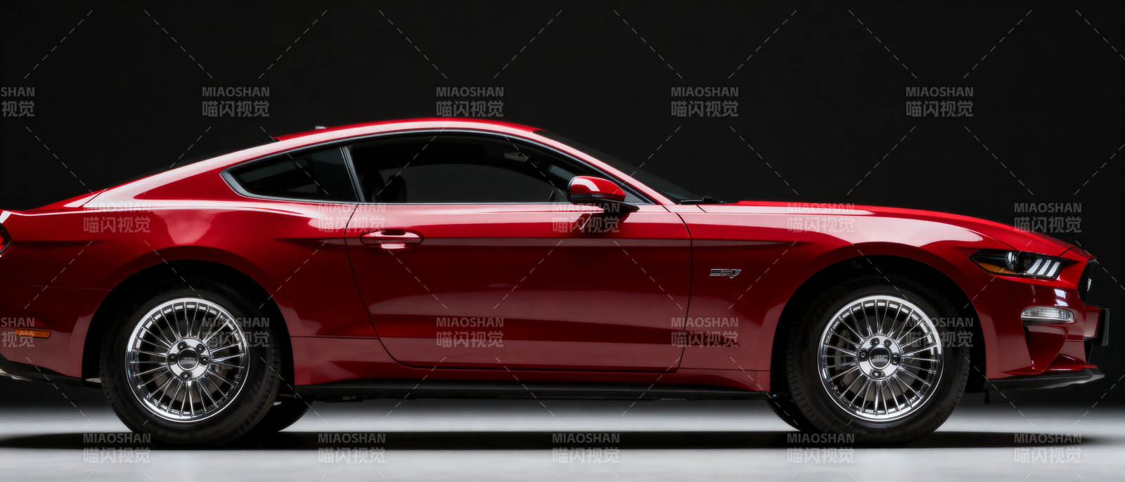 红色野马跑车侧影图片