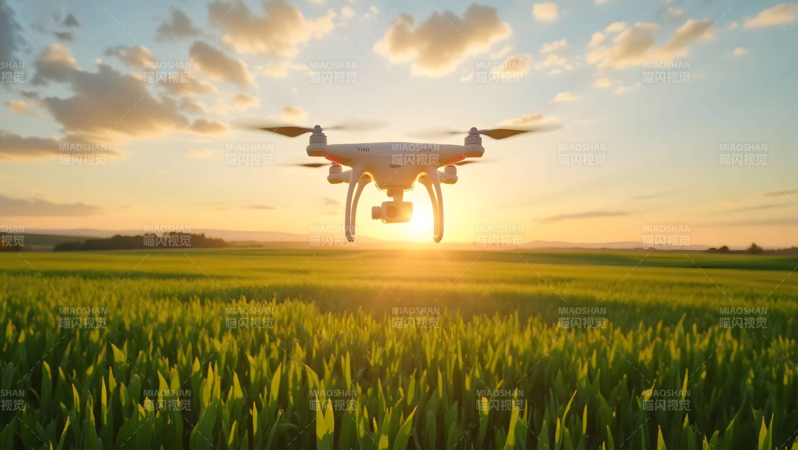 无人机飞越田野图片