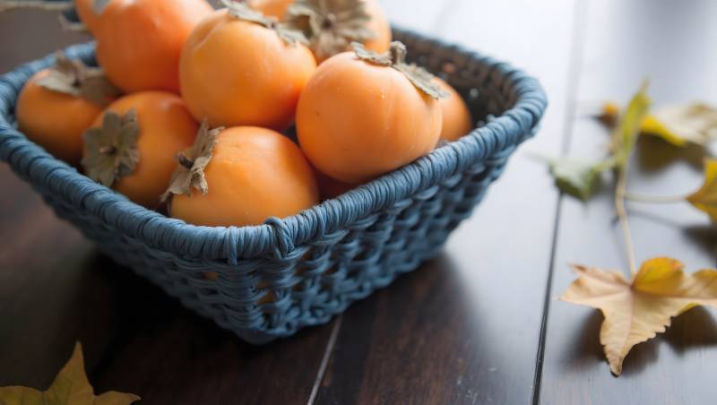 篮中柿子秋意浓图片