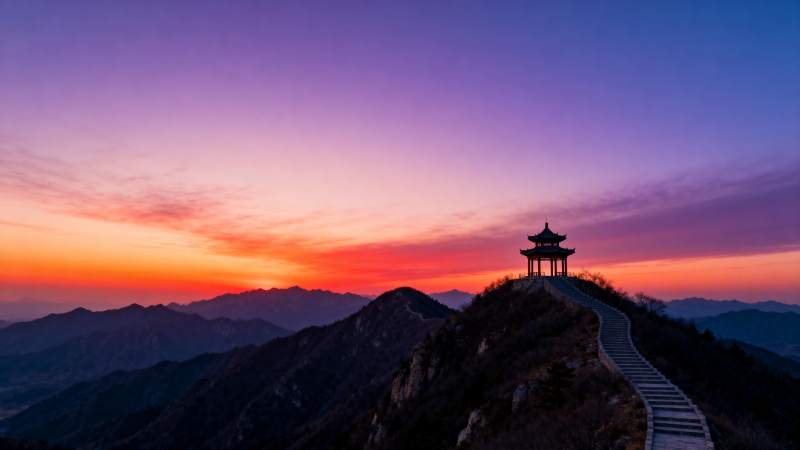 山巅亭阁映晚霞图片