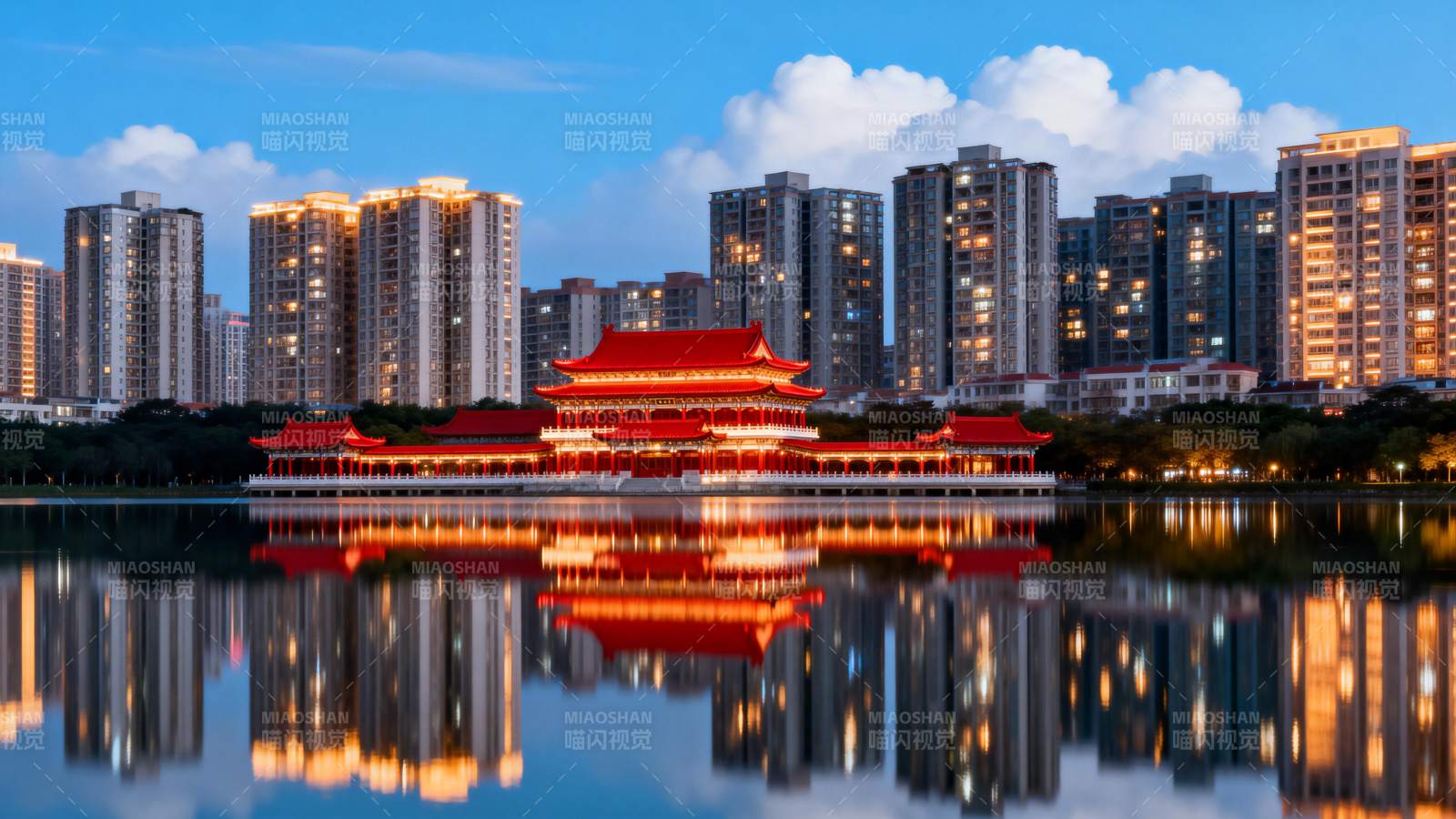 湖畔夜景映楼阁图片