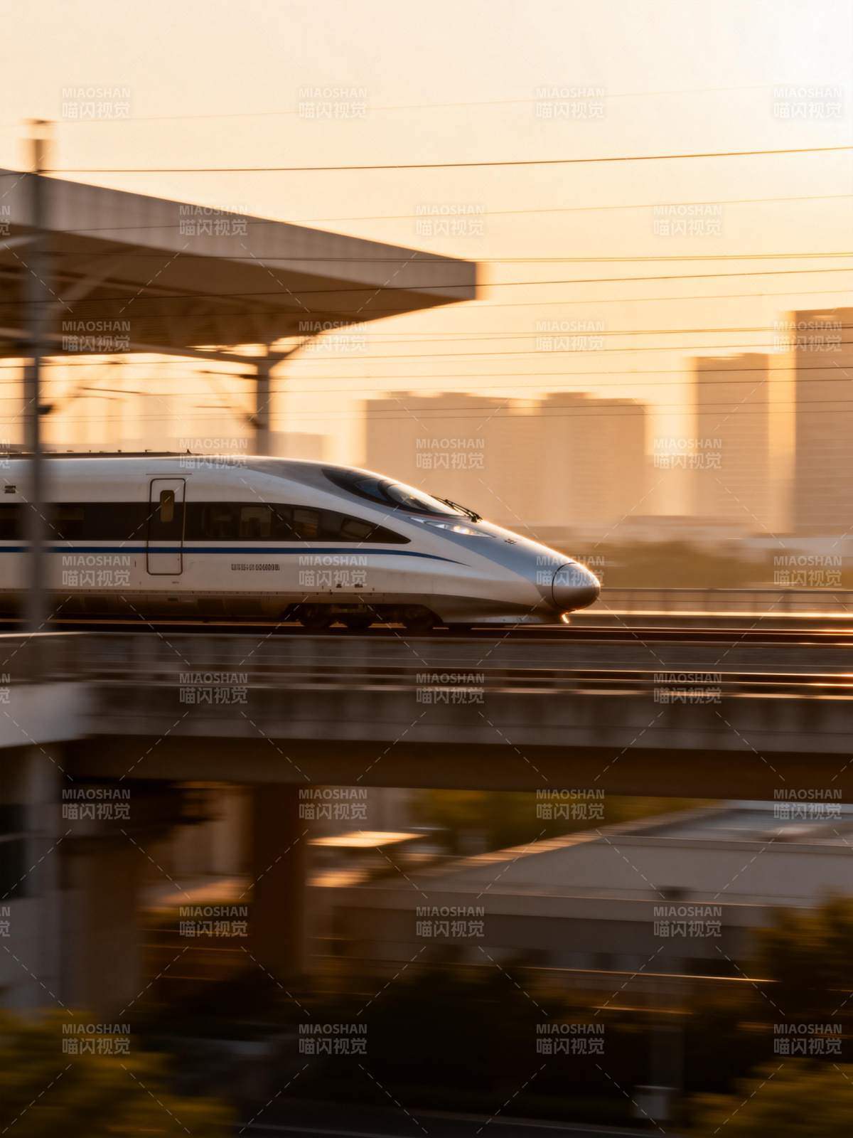 高铁飞驰城市间图片