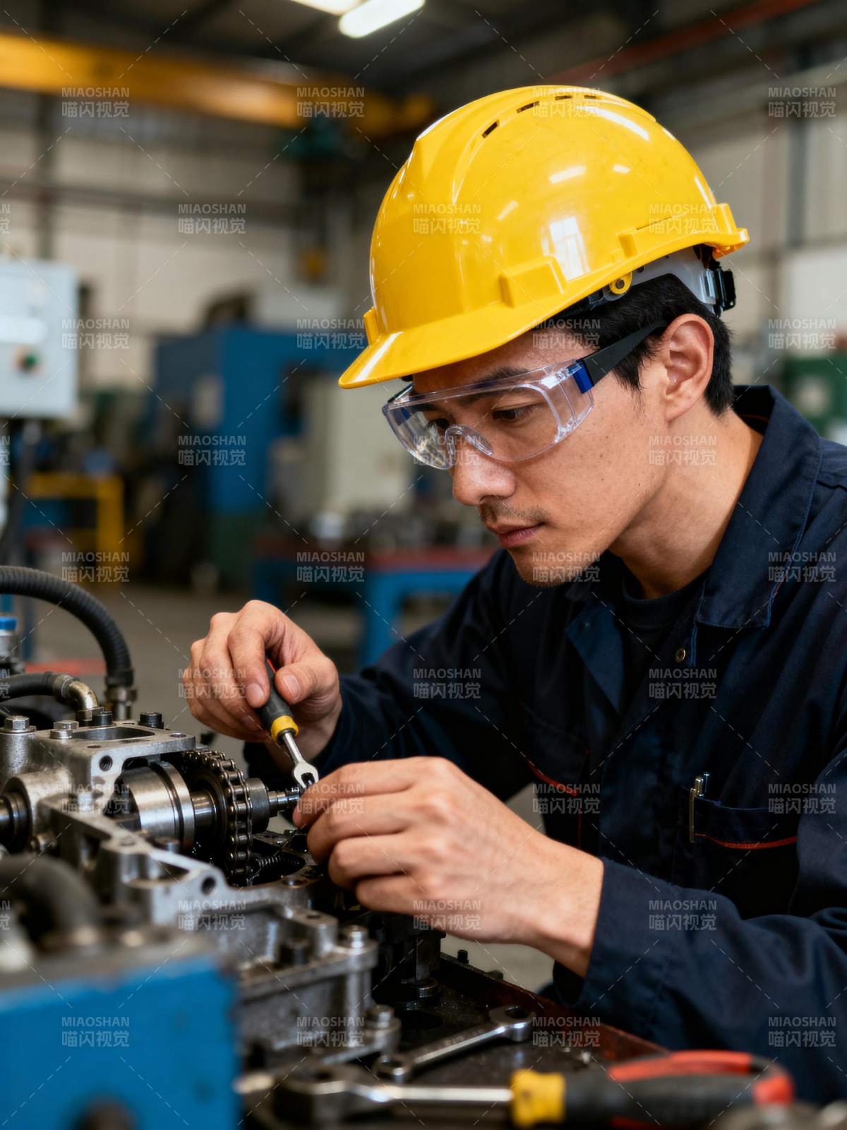 工人专注维修机械图片