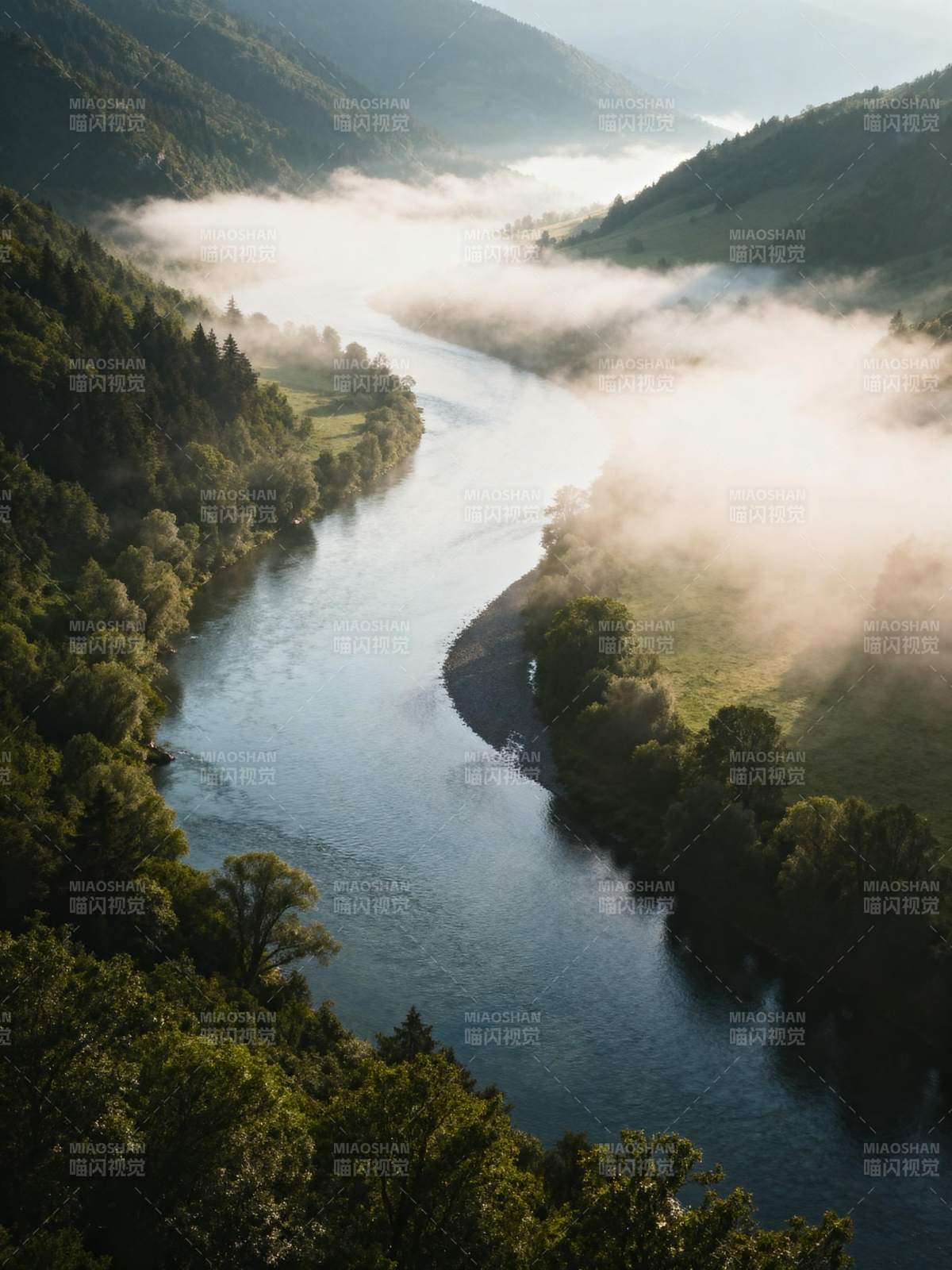 晨雾绕河谷图片