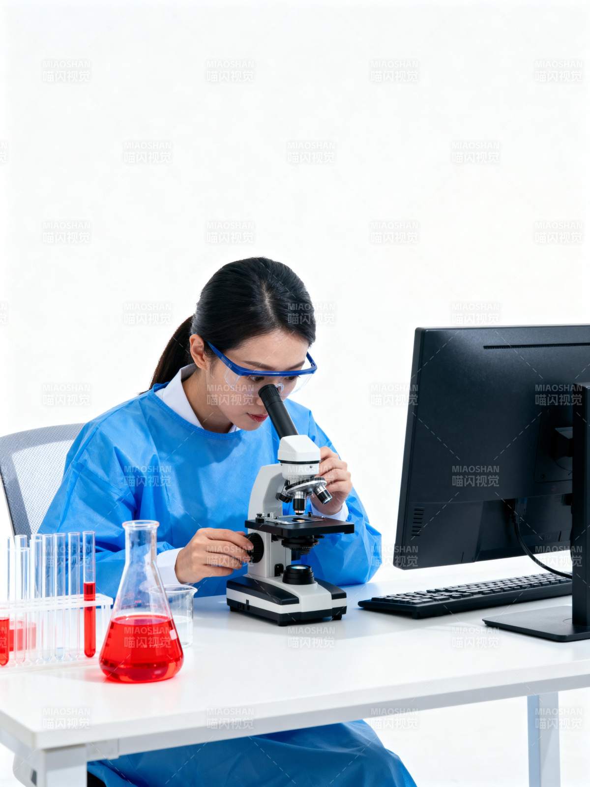 实验室科研人员工作图片