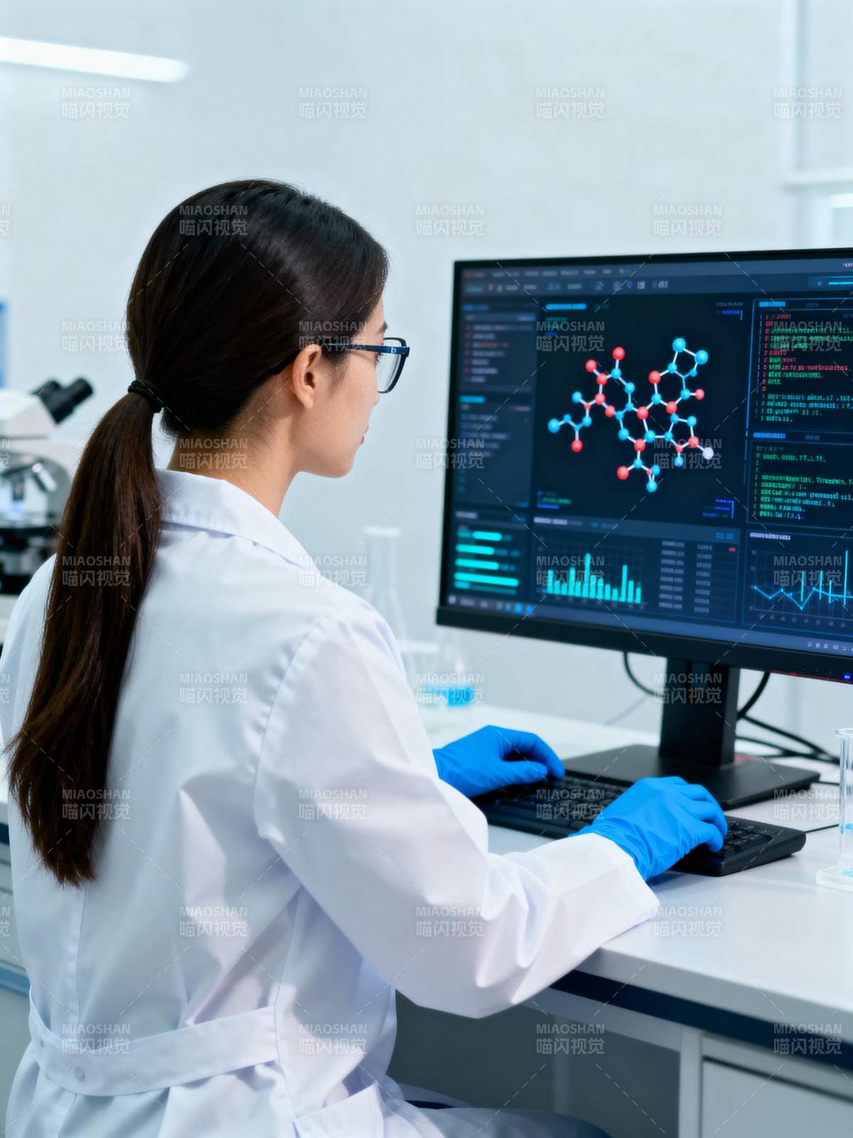 科研人员分析分子结构图片