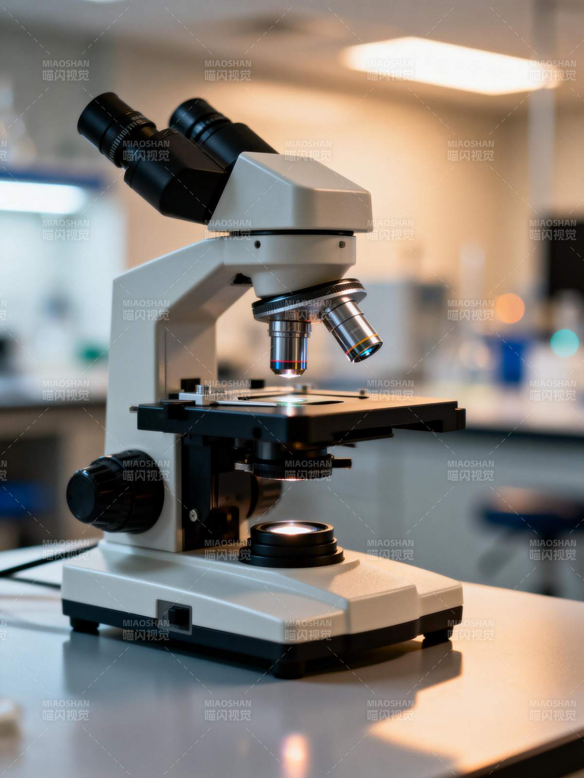 实验室显微镜特写图片