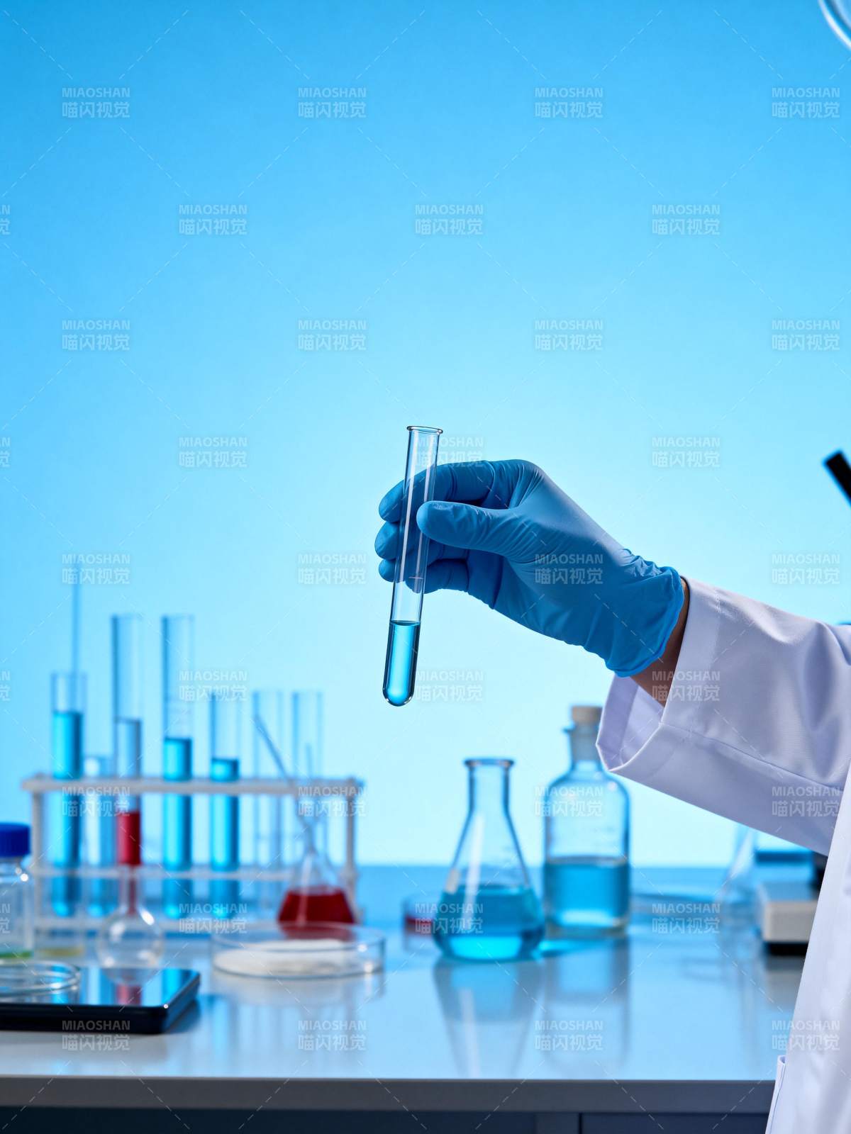 实验室中的蓝色液体图片
