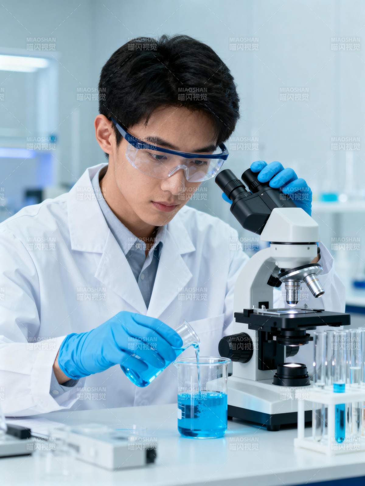 实验室科研瞬间图片