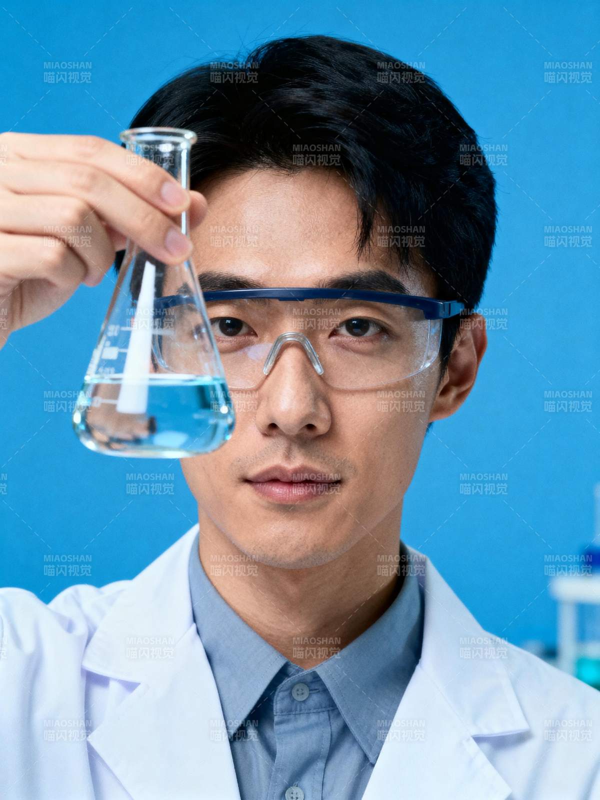 科学家专注实验图片