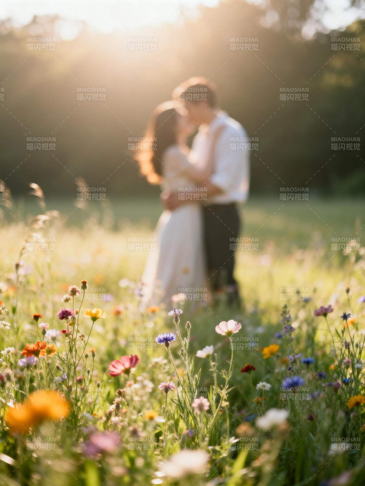 花海中的浪漫拥抱图片