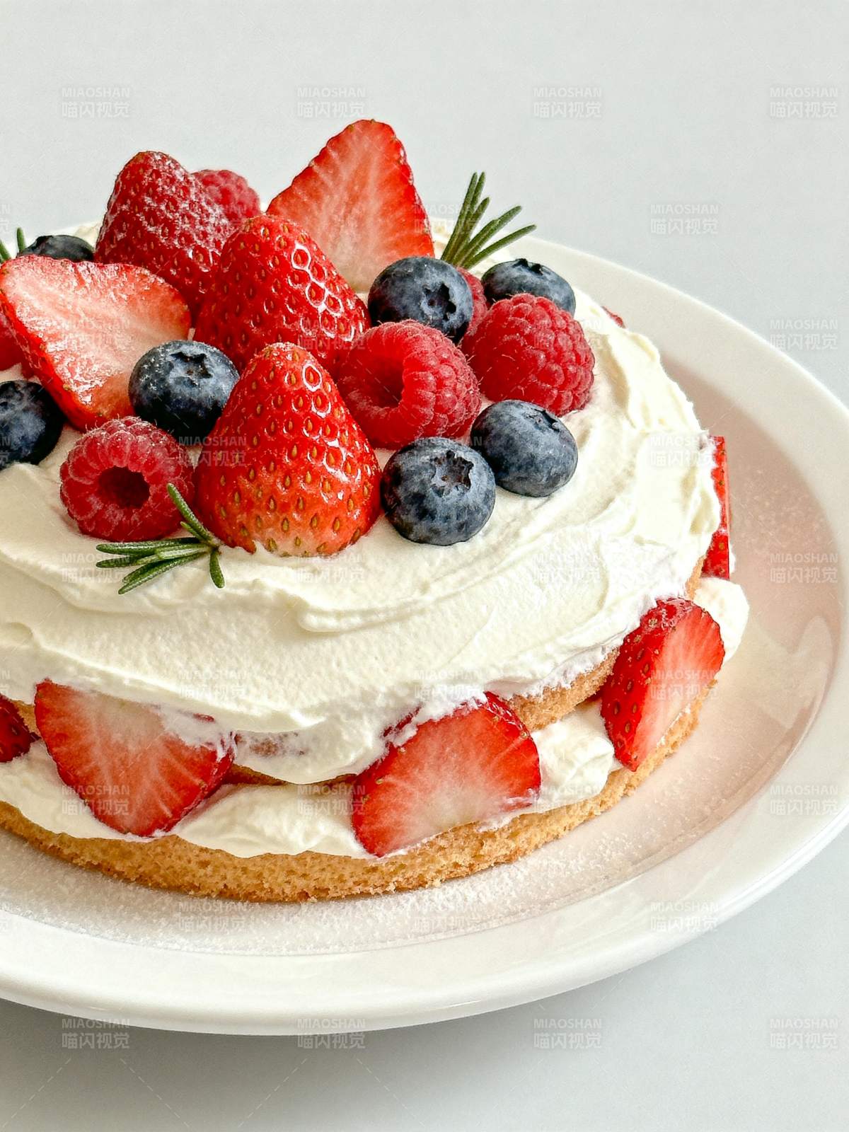 莓果奶油蛋糕图片