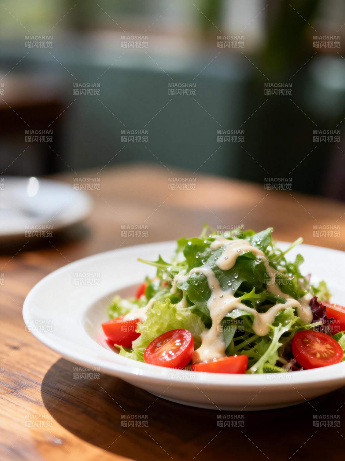 新鲜沙拉配酱汁图片